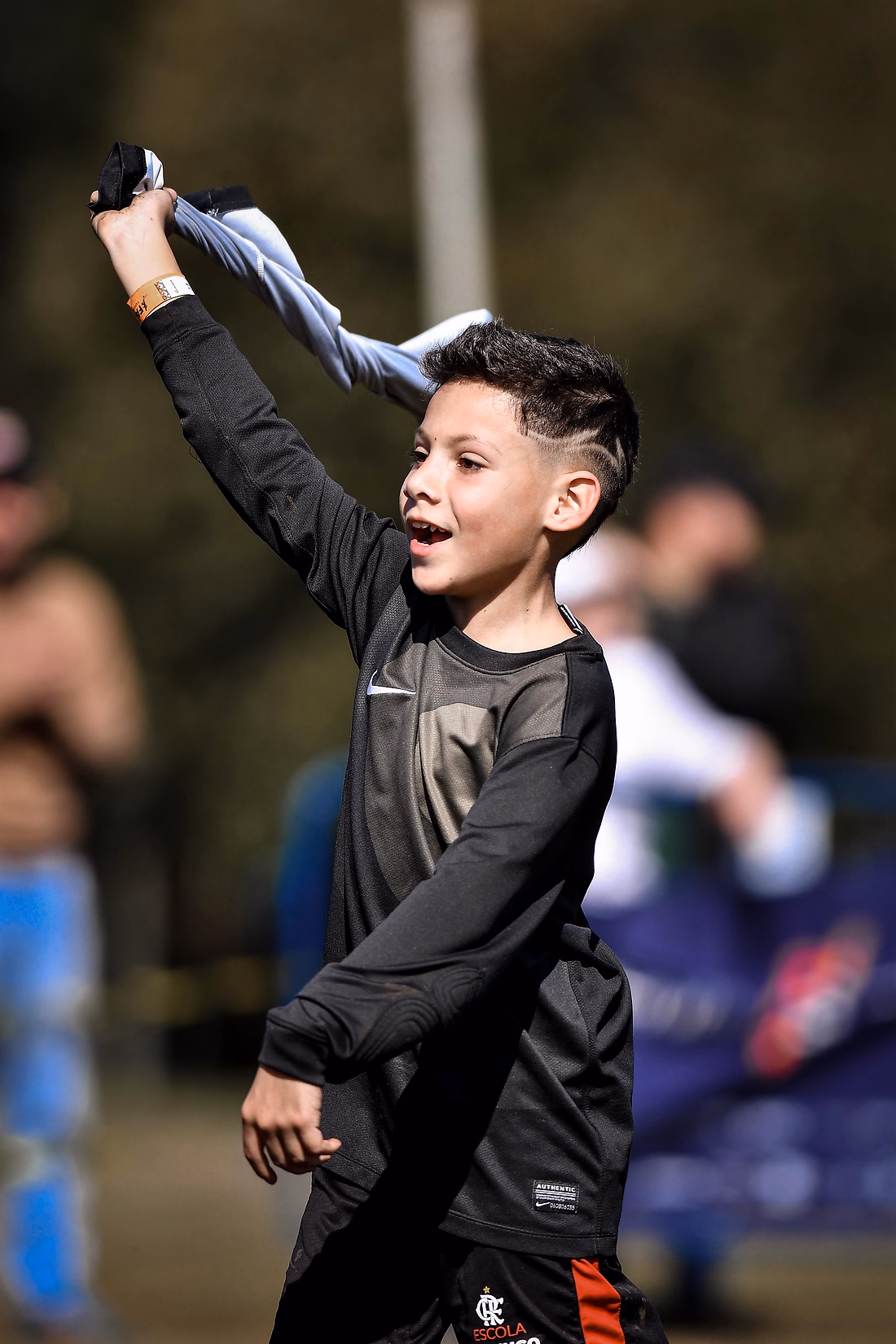 Goleiro de uniforme preto comemora com a camisa na mão erguida, depois da defesa.