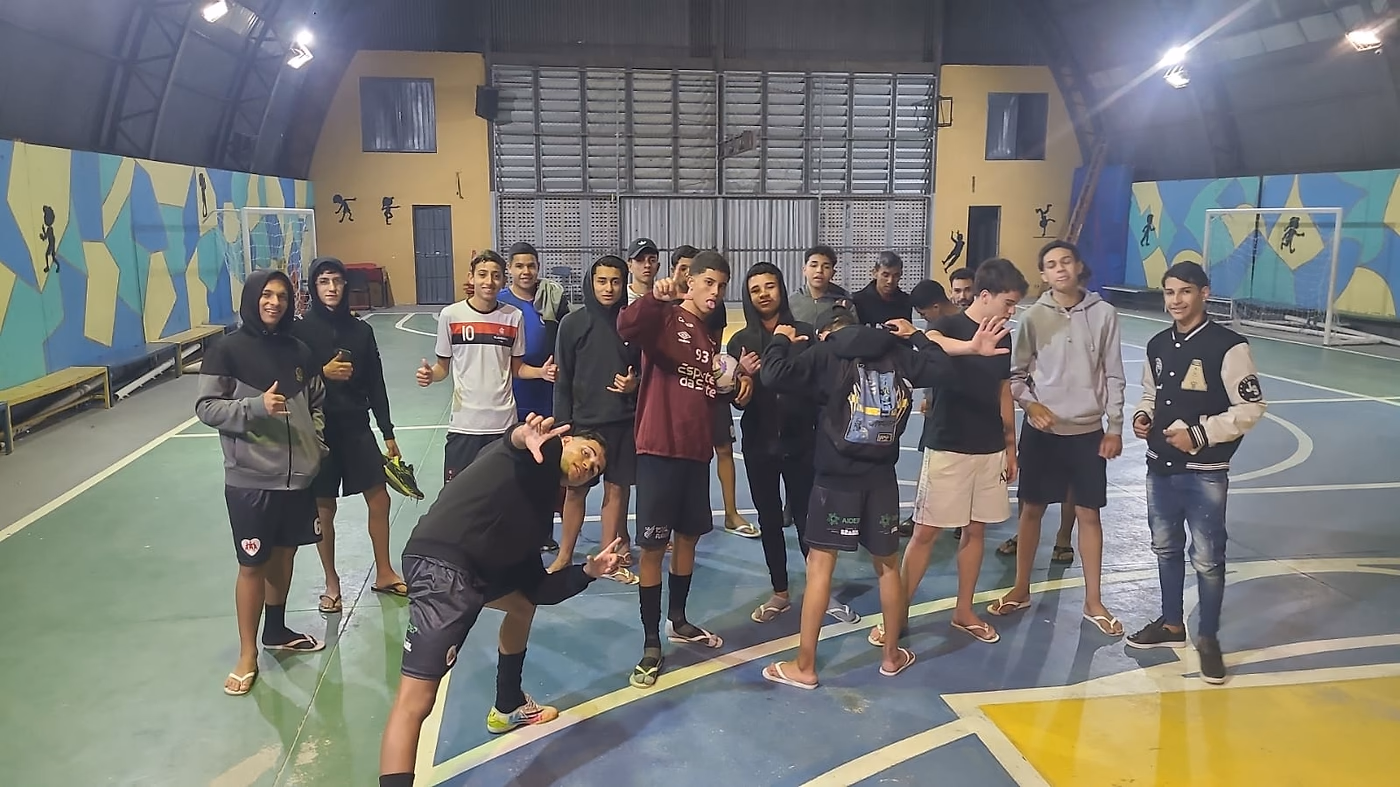 Turma reunida na quadra ao fim da atividade, entre risadas.