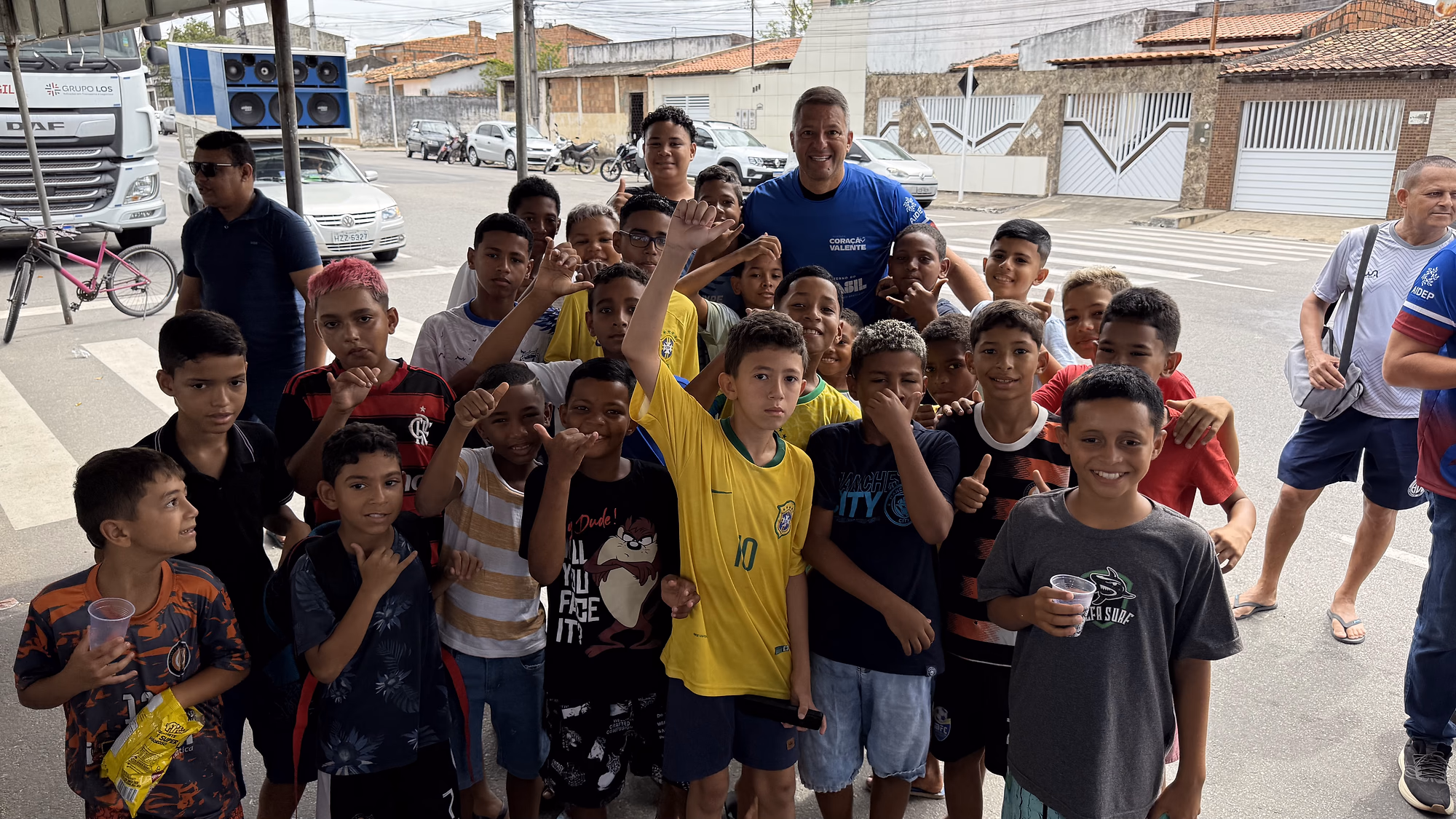 Crianças da comunidade do Bugio, em Aracaju, na rua onde o polo foi aberto.