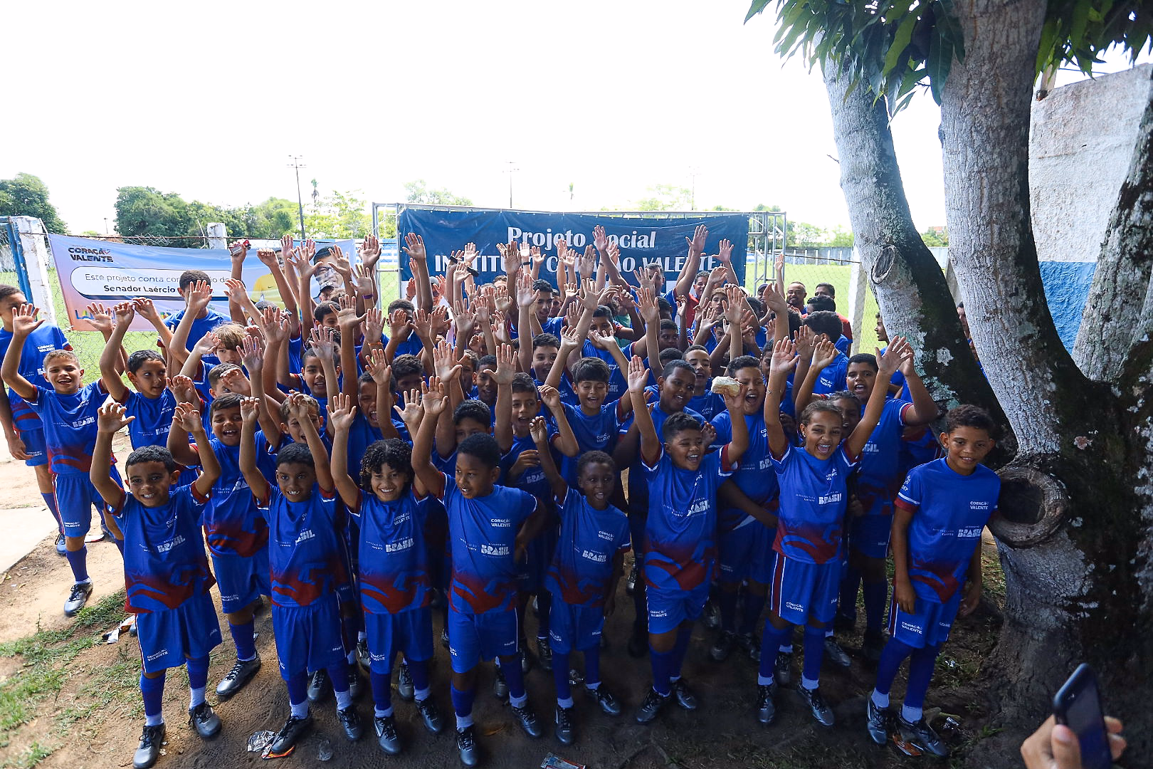 Crianças comemoram de braços erguidos na inauguração do polo de Estância.