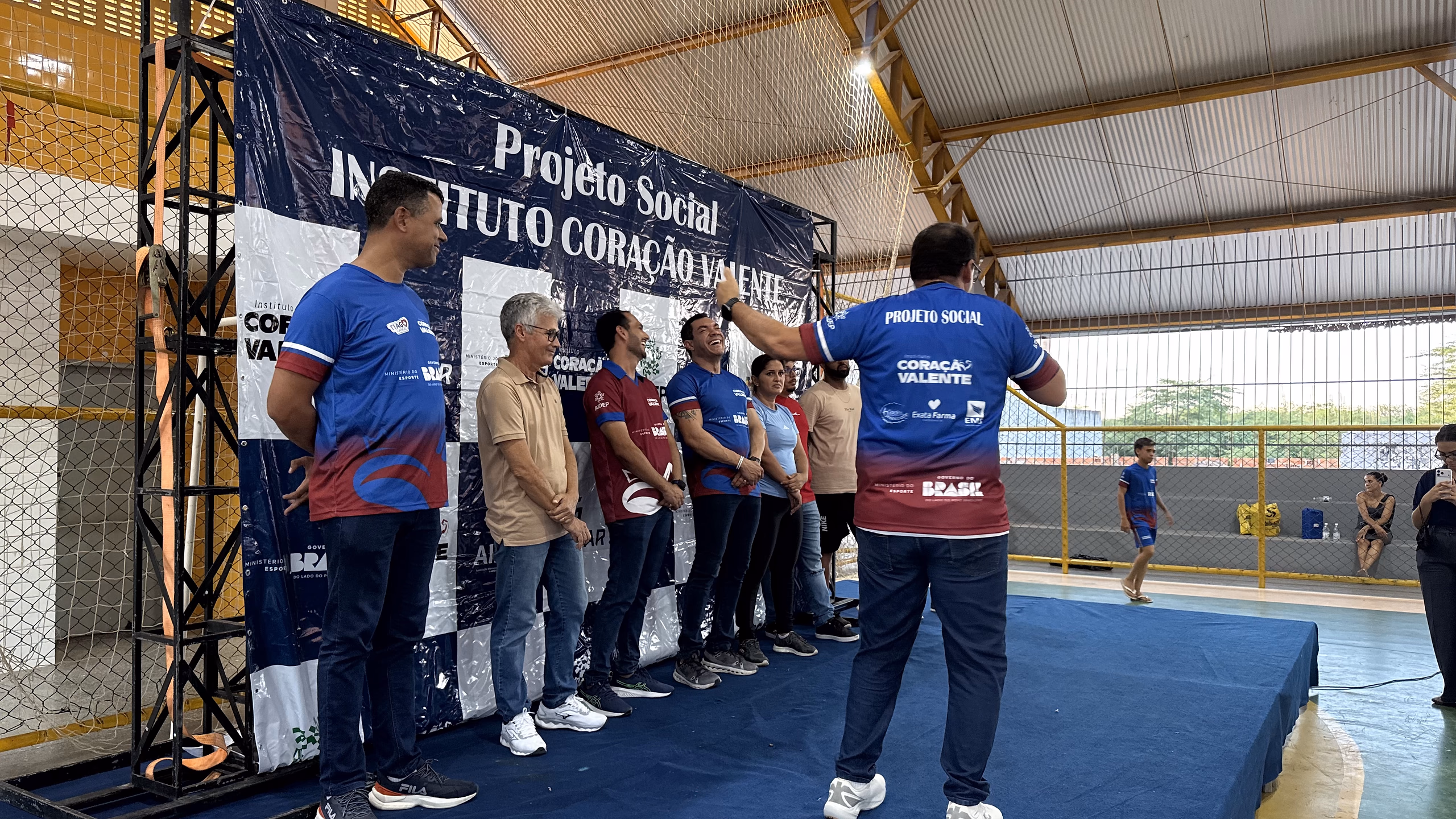 Cerimônia de abertura do polo de Poço Verde, com a turma e a comunidade no ginásio.