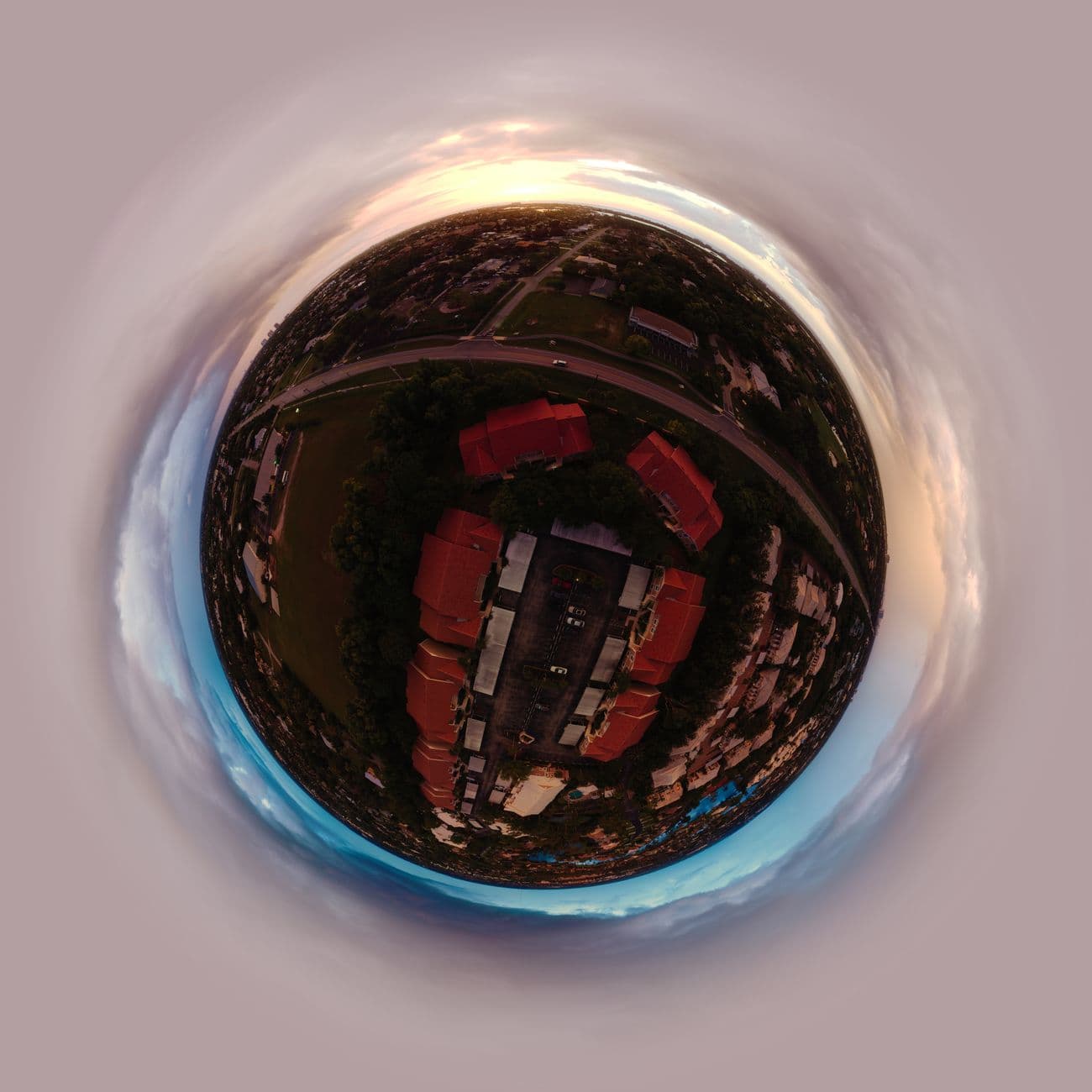 Vista aérea de uma quadra entre casas