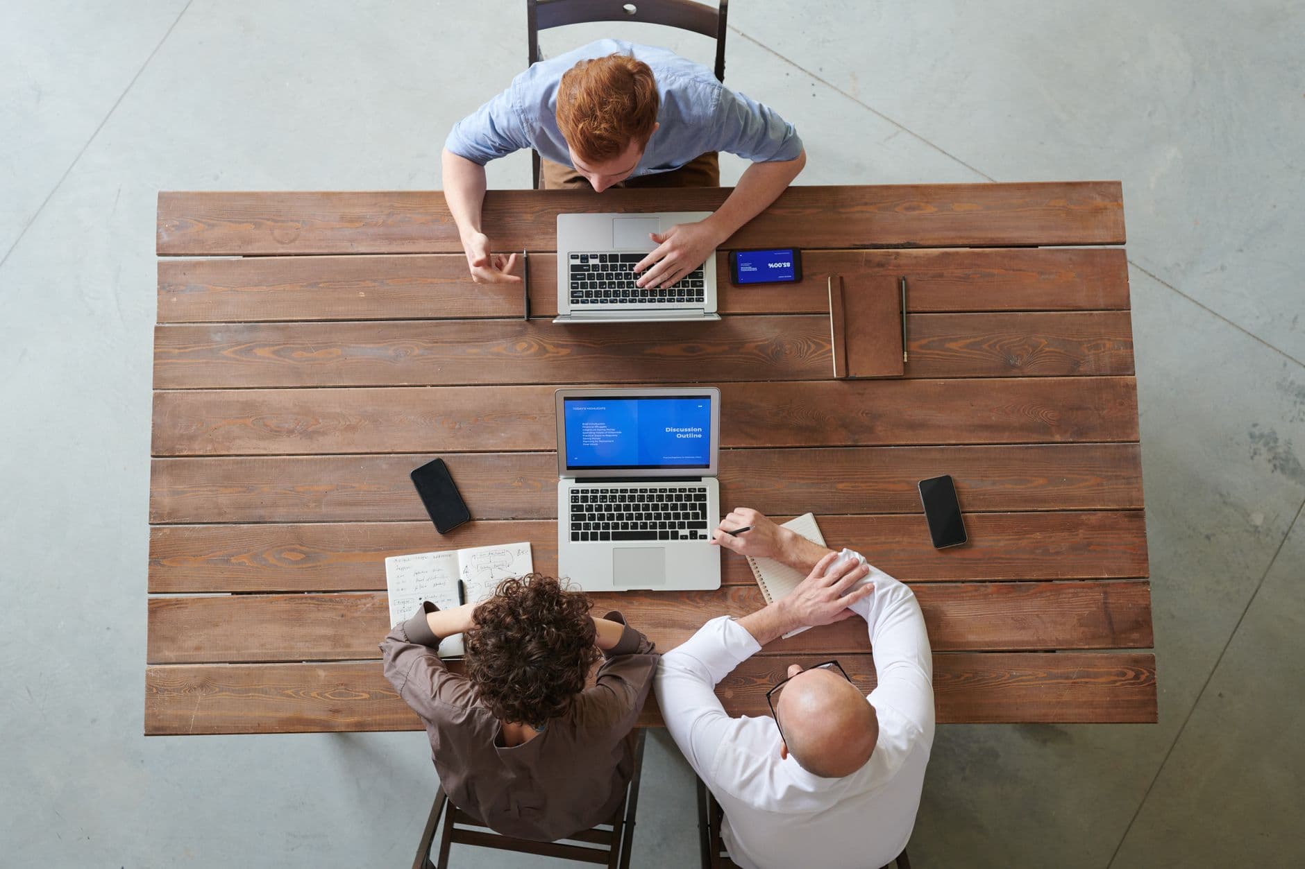 Reunião de trabalho em torno de uma mesa