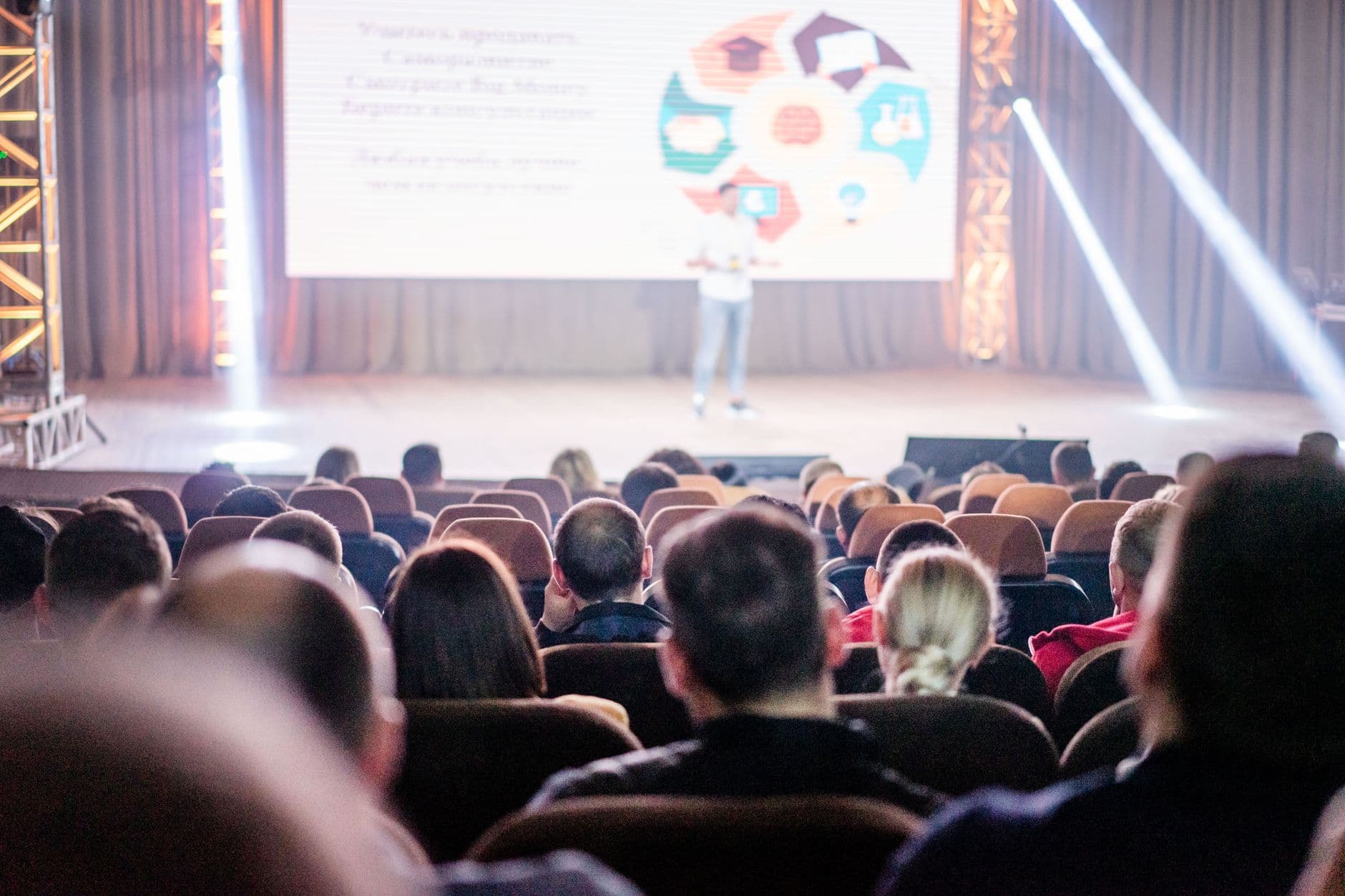 Plateia de educadores em um auditório de congresso