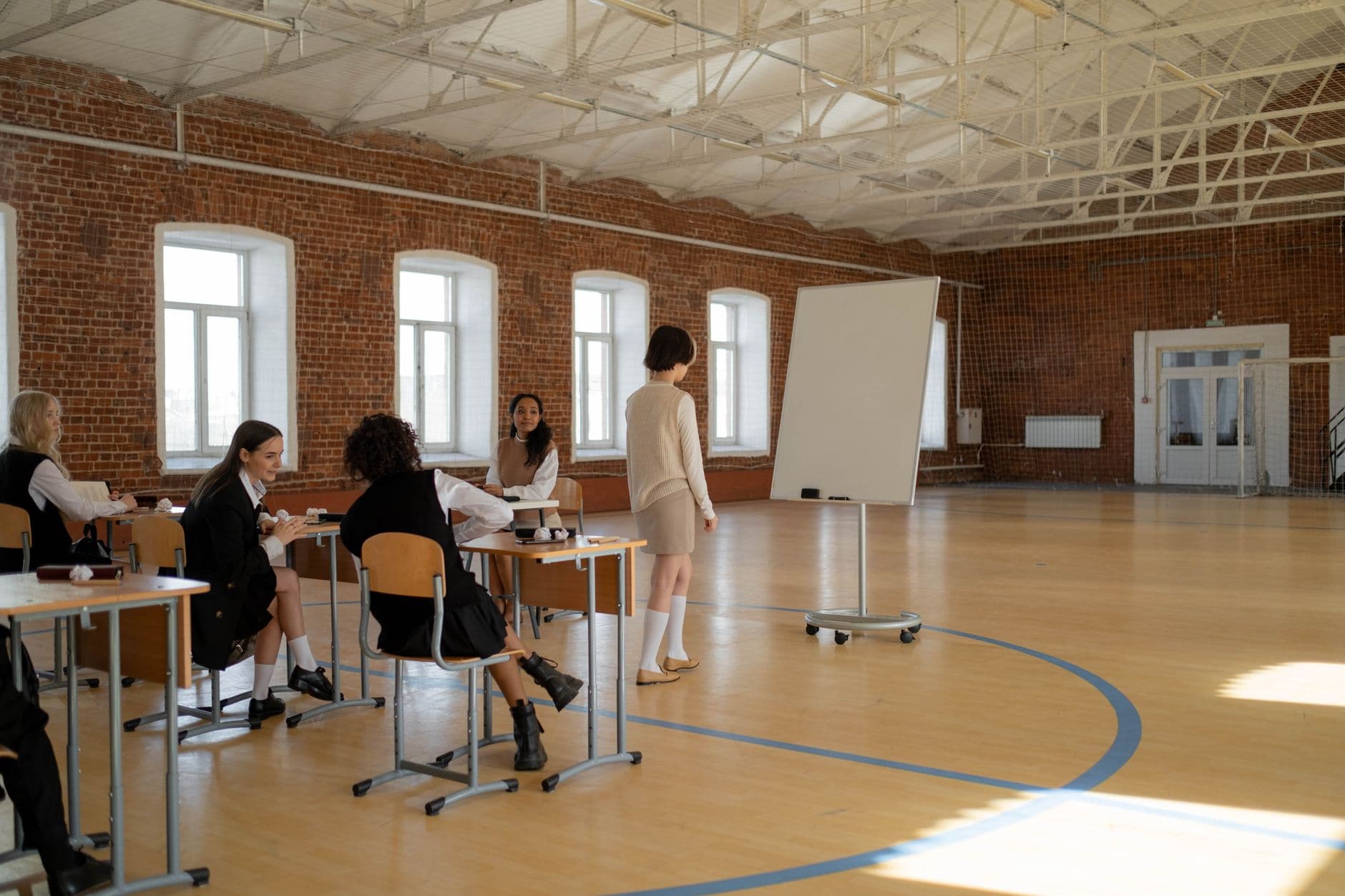 Aula de futsal no ginásio de uma escola
